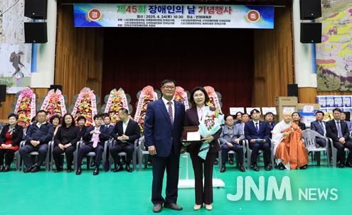 “엄윤순 강원특별자치도의회 농림수산위원장인제군 지체장애인협회 감사패 수상! ”