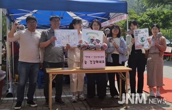 폐양말목으로 만든 안마봉 노인복지관에 전달