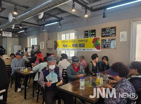 기쁨을 전하는 모임, 저소득층을 위한 점심 식사 제공