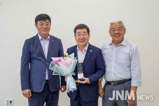 증평군 충북친환경협회 제3차 이사회(왼쪽부터 신성섭 회장, 이재영군수, 정창수 증평군친환경농협회 회장)