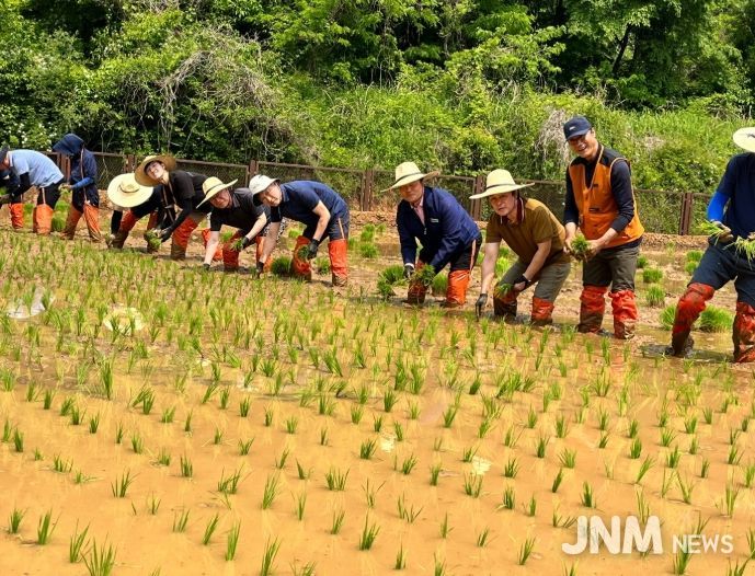 문경돌리네습지서 친환경 손모내기 행사 열려