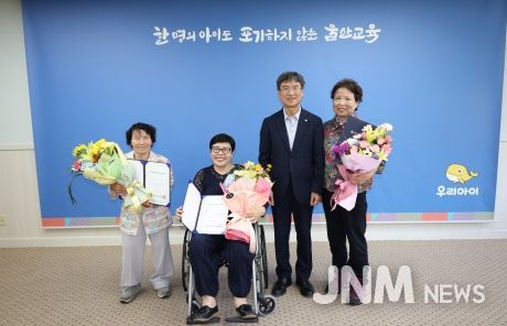 “검정고시 합격을 함께 축하합니다”