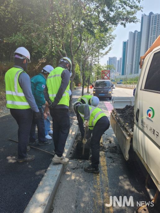 1. 김응일 천안시 서북구청장이 빗물받이 준설 현장에 방문해 진행상황을 점검하고 있다.