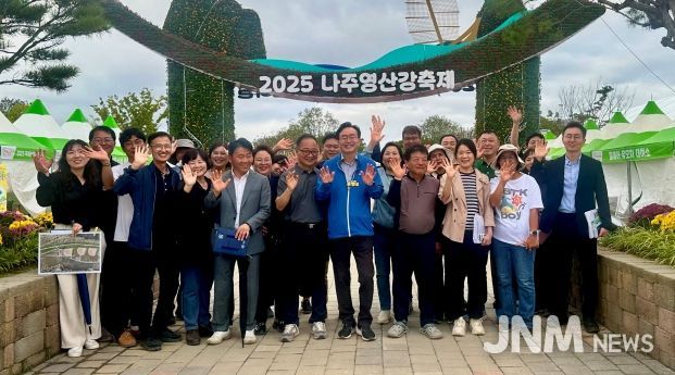 윤병태 시장(가운데)이 ‘2025 나주영산강축제’ 개막을 하루 앞두고 관계 공직자들과 현장 최종 점검에 나섰다.