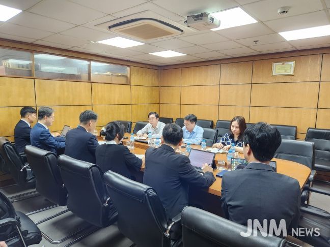 산업무역부 원전담당 부국장 면담