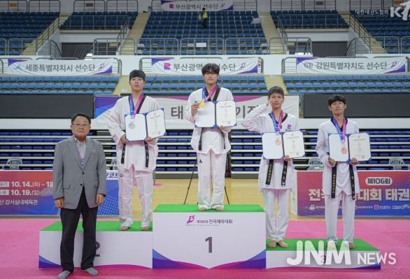 54kg에서 금메달을 획득한 전준원 선수(중앙), 김용환 선수(왼쪽)