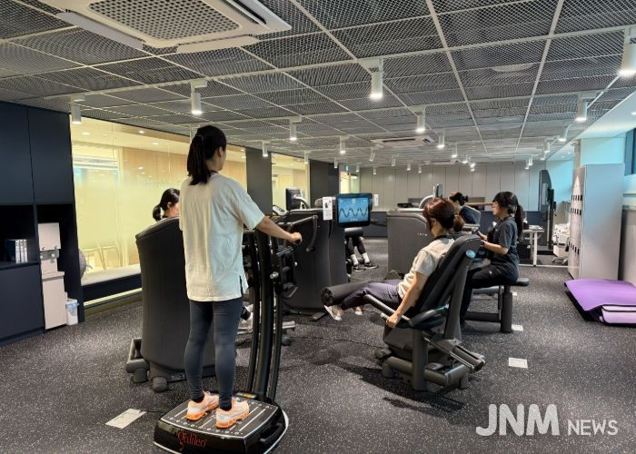 철산건강생활지원센터에서 튼튼운동 순환운동 프로그램이 진행되고 있다.