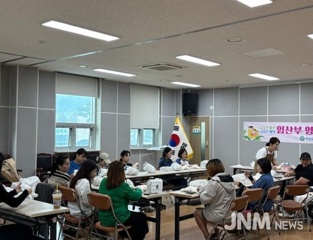 곡성군 보건의료원에서 임산부 건강교실 행사를 하고 있는 모습