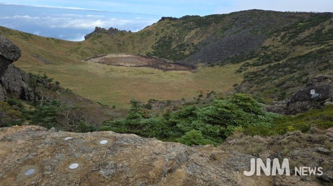 백록담 남쪽 내벽에 설치된 추적표식판 전경