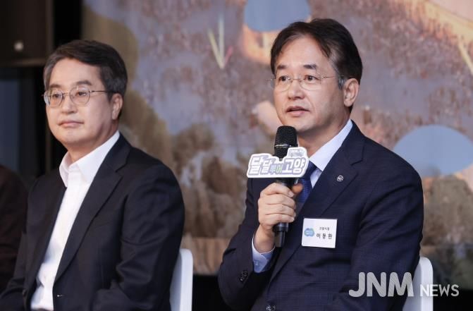 K-컬처밸리 민간공모 우선협상대상자 선정 발표 자리에서 발언 중인 이동환 고양특례시장(오른쪽)과 김동연 경기도지사(왼쪽)