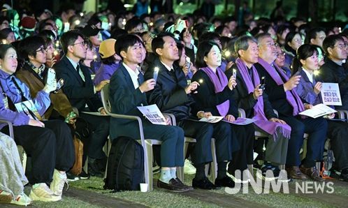 오세훈 서울시장이 25일(토) 저녁 서울광장에서 열린 ‘10.29 이태원 참사 3주기 시민추모대회’에 참석했다.