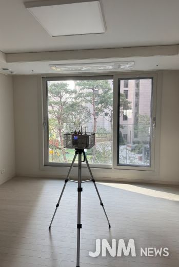 신축 아파트 대상으로 실내공기질 오염도 검사 실시하는 모습