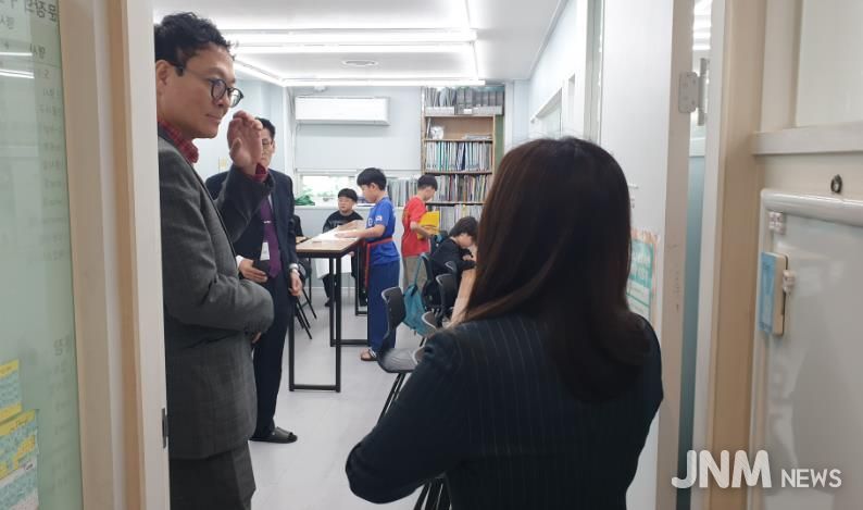강북교육지원청 박상걸 행정지원국장이 27일 써니영어학원에서 특별 정기 지도점검을 했다