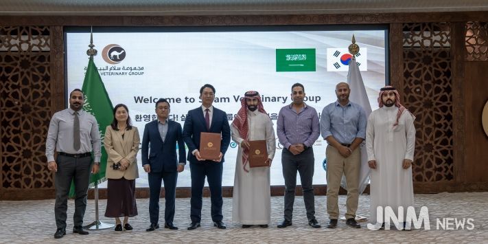 2025.10.24. ㈜코쿤-SVG MOU체결 / 사우디아라비아-좌측부터 SVG Executive Office Manager, Ahmad Nagm / ㈜코쿤 이혜존 박사 / ㈜코쿤 송제민 기술이사 / ㈜코쿤 양희재 대표이사 / SVG CEO, Saleh Bin Abdulazia Al Tuaijri / SVG Central Labs Manager, Ahmad Anwar / SVG Project Director, Eng. Hossan