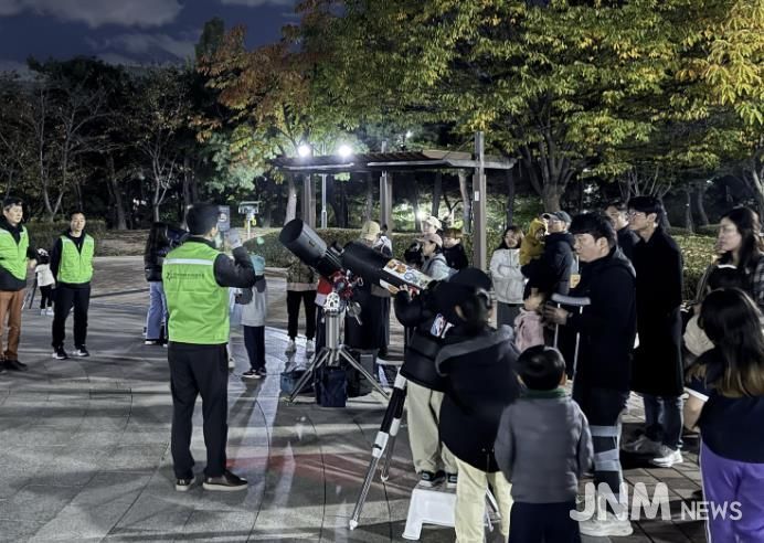 수원시 장안구 정자1동 주민자치회, '달보기 별보기' 행사 개최