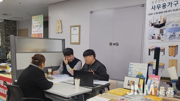 인천시립장애인생산품판매시설 직원들이 지난 3월 연수구청을 방문해 중증장애인 생산품 우선구매 담당자를 대상으로 컨설팅을 하고 있다.