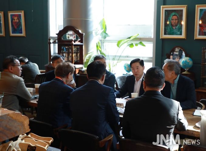 인천항만공사 이경규 사장이 OKTA 임원진들과 인천항 수출 관련 협의를 하고 있다