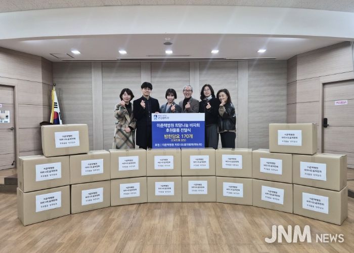 이춘택병원 파트너도움위원회 회장을 비롯한 관계자들이 팔달구보건소에 후원물품을 전달하고 있다.