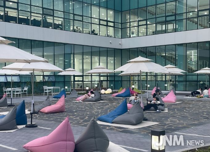 모담도서관 야외 독서공간