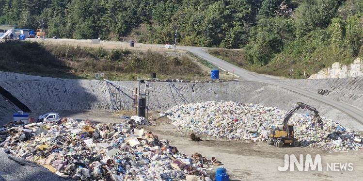 추부면 위생매립장에 쌓인 생활쓰레기들