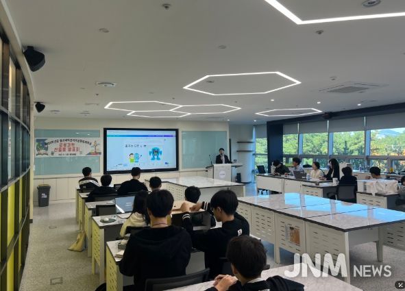 울산 영재학급 학생들이 1일 울산과학관에서 로봇과학 영역 탐구 연구성과물을 발표하고 있다