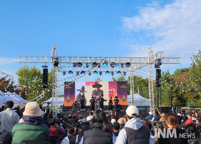 코스튬으로 한미 참가자가 하나된 ‘한미 연말 축제’