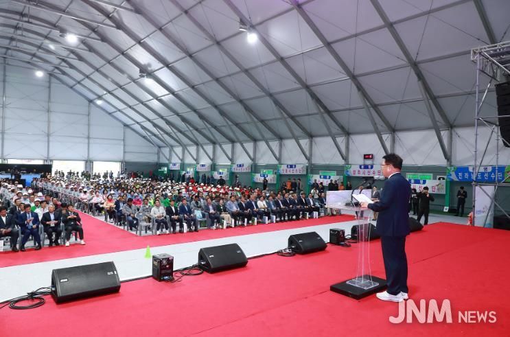 지난해 열린 2024 경북어르신생활체육대회에서 손병복 군수가 환영사를 하고있다.