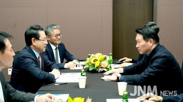 김영록 전라남도지사가 3일 서울 코엑스 오픈미팅룸에서 최태원 SK그룹 회장과 면담을 갖고 ‘오픈AI AI데이터센터’ 등과 관련해 투자협의를 하고 있다.