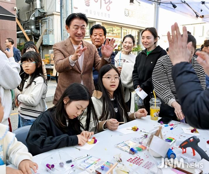 김동근 시장이 11월 1일 ‘2025 회룡골목페스타’에서 시민들과 소통하고 있다.