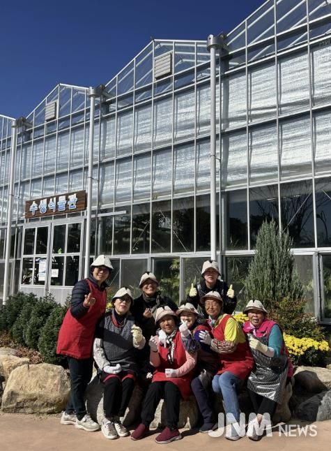 2025 대한민국 국향대전, (사)한국생활개선회함평군연합회가 두건을 착용한 모습