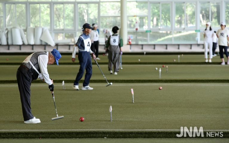 지난해 9월 열린 제28회 광산구 게이트볼협회장기 게이트볼대회에 참가한 어르신들이 경기를 펼치고 있다.