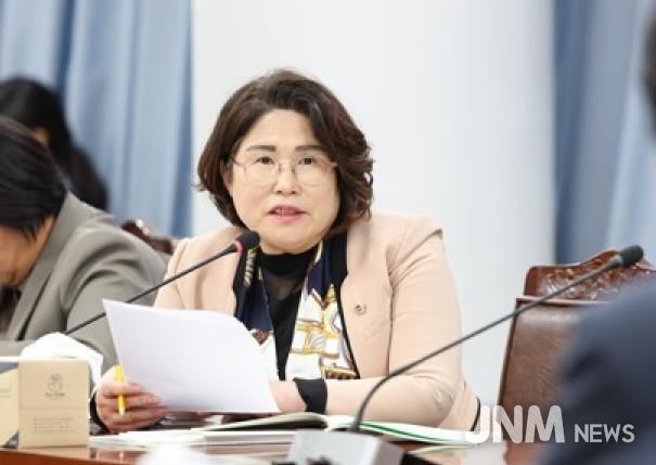 전라남도의회 김화신 의원(더불어민주당, 비례)이 지난 11월 3일 열린 대변인실 행정사무감사에서 질의하고 있다.