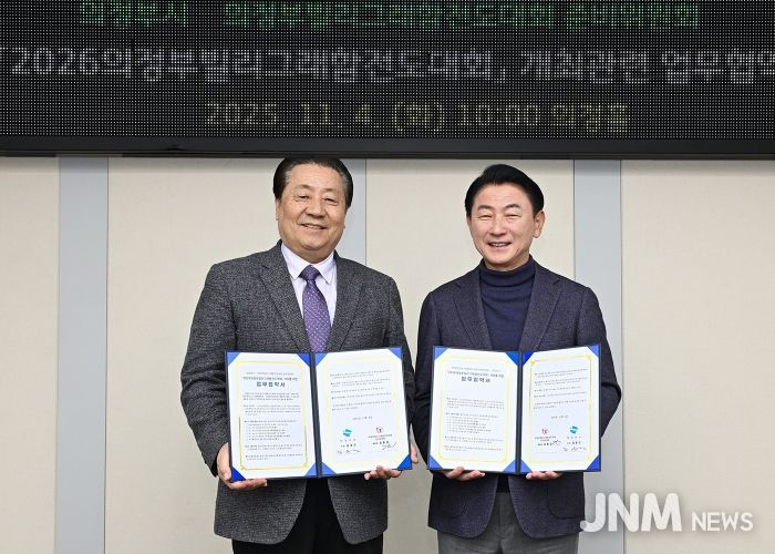 김동근 시장이 11월 4일 ‘2026 의정부 빌리 그래함 전도대회’ 추진을 위한 업무협약을 체결한 뒤 기념사진을 찍고 있다.