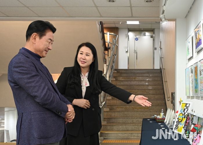 김동근 시장이 11월 3일 시민 갤러리에서 ‘의정부시 어린이 작품 전시회’ 작품들을 둘러보고 있다.