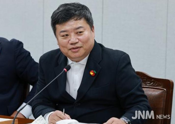 정영균 의원 의회운영위원회에서 질의 모습