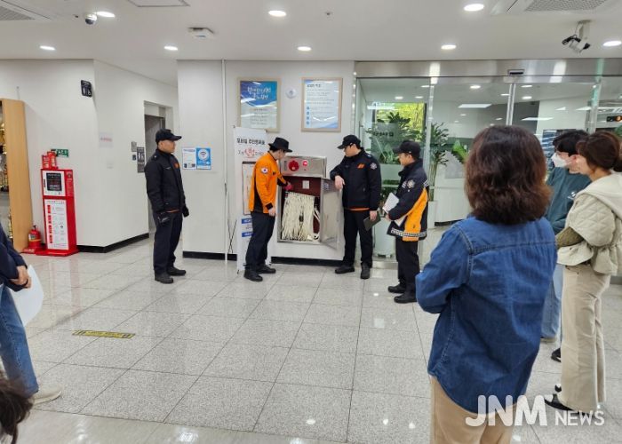 광명시 광명5동 행정복지센터는 4일 광남119안전센터와 함께 공공기관 합동 소방훈련을 실시했다.