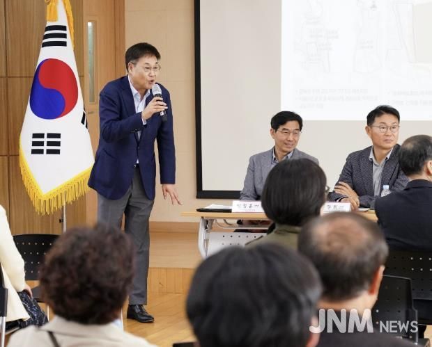 종로구 자연경관지구·고도지구 규제완화 주민토론회에 참석한 정문헌 구청장