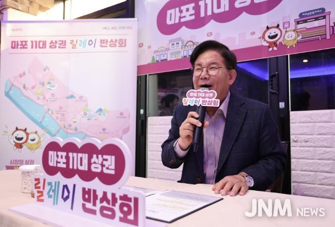 박강수 마포구청장이 합정 하늘길 상권 상인의 질의에 답변을 하고 있다.