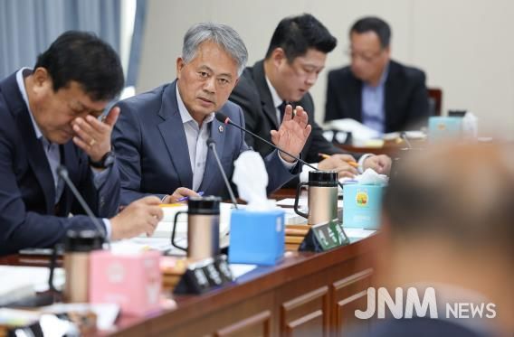 박성재 전남도의원이 농축산식품국 박현식 국장에게 질의하고 있다.