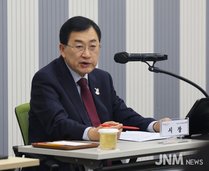 주낙영 경주시장이 5일 시청 대회의실에서 열린 ‘11월 읍면동장 회의’를 주재하며 지역 현안을 점검하고 있다.