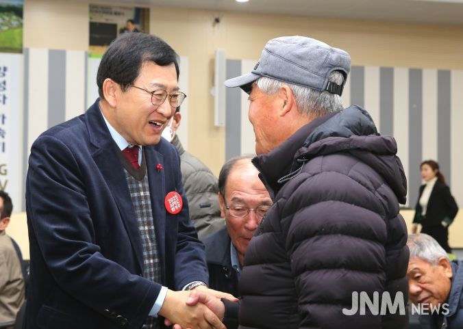 주낙영 경주시장이 어르신과 반갑게 인사하며 복지 현장의 목소리를 청취하고 있는 모습.