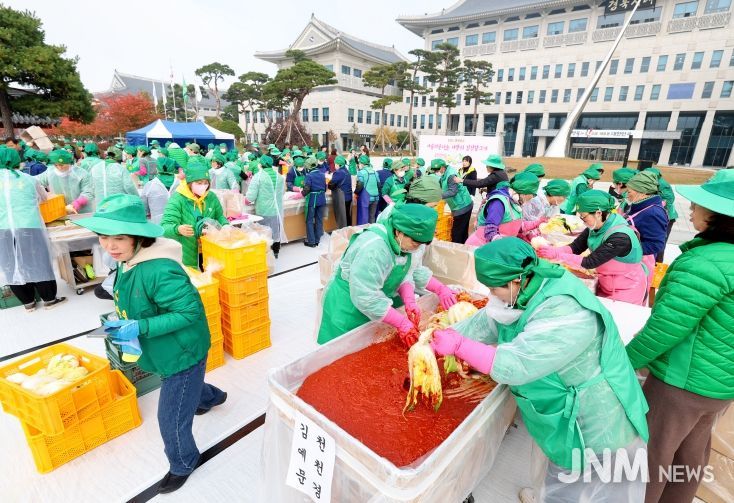 ‘사랑의 김장 담그기’로 나눔·연대 실천