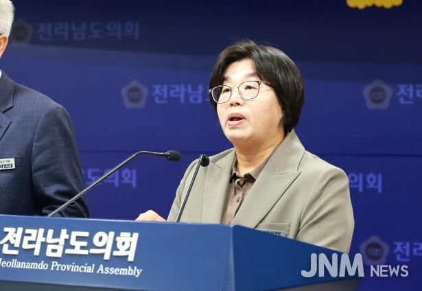 11월 3일, 도의회 브리핑룸에서 진보당·정의당 소속 도의원들이 한미 관세 협상에 대한 공동 기자회견을 열고 정부의 대미 현금투자 합의를 규탄하고 있다.