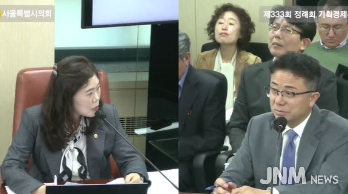 구미경 의원(왼쪽)이 경제실을 대상으로 행정사무감사에서 질의하고 있다.