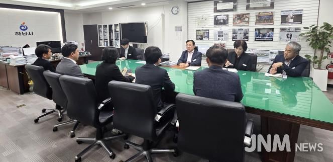 하남시의회 의장단과 상임위원장단은 11월 5일 이현재 하남시장실을 방문해 문화 예산 삭감 발언에 대한 유감의 뜻을 표명하고, 내년 예산 심사를 앞두고 하남발전을 위한 협치 의지를 재확인했다. (사진_하남시의회 제공)