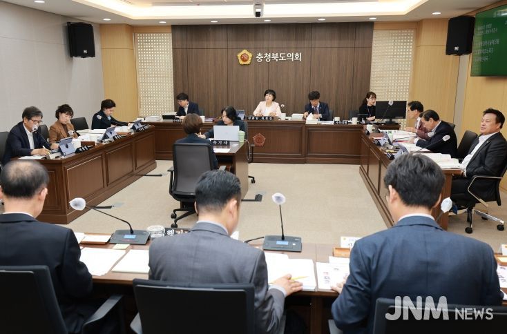 충북도의회 산업경제위원회는 6일 제430회 정례회에서 과학인재국, 충북과학기술혁신원, 충북테크노파크에 대한 2025년도 행정사무감사를 실시했다.