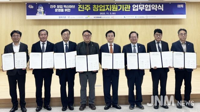 J-스타트업 페스티벌 투자유치(IR) 데모데이에서 수상한 ㈜해바캄 윤동혁 대표(오른쪽)와 최병근 창업중심대학사업단장.