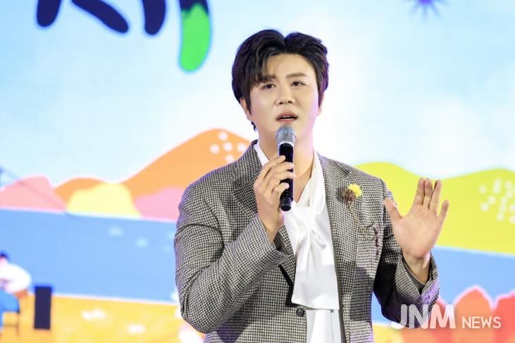 창원시 트롯천재 진해성, 해군장병지원사업에 500만 원 기부