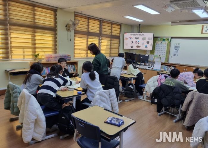 지역 시민이 직접 디지털 윤리 강사로 참여하는 '디지털 윤리 교실'이 진행되고 있다.
