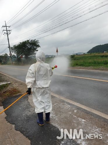 천안 풍서천 일대에서 H5형 조류인플루엔자(AI) 항원이 확인된 가운데 천안시가 인근 가금농가 입구를 통제하고 있다.